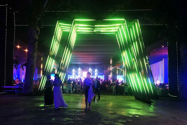 Entrada a toldo de eventos decorada con cinta led RGB madix