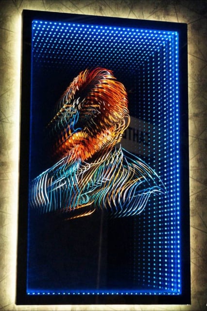 Centro de mesa personalizado fabricados con aclilico marcados en laser y luces led RGB, ideal para resaltar el eventos.