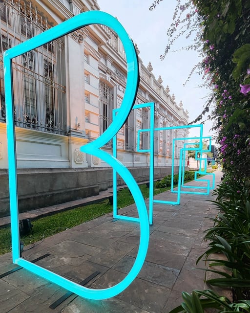 Túnel de letras hechas en luces led controladas desde madrix