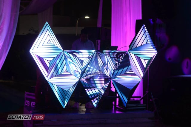 Pantallas triangulares para dj, que reproducen videos de manera online