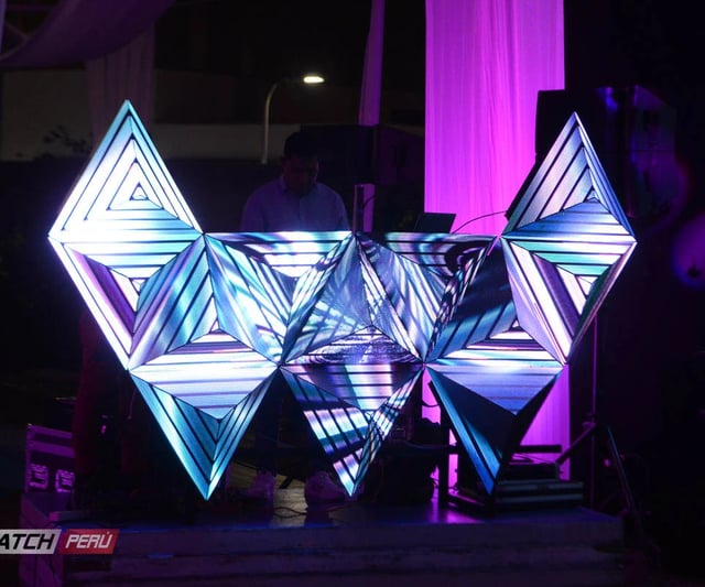 Pantallas triangulares para dj, que reproducen videos de manera online