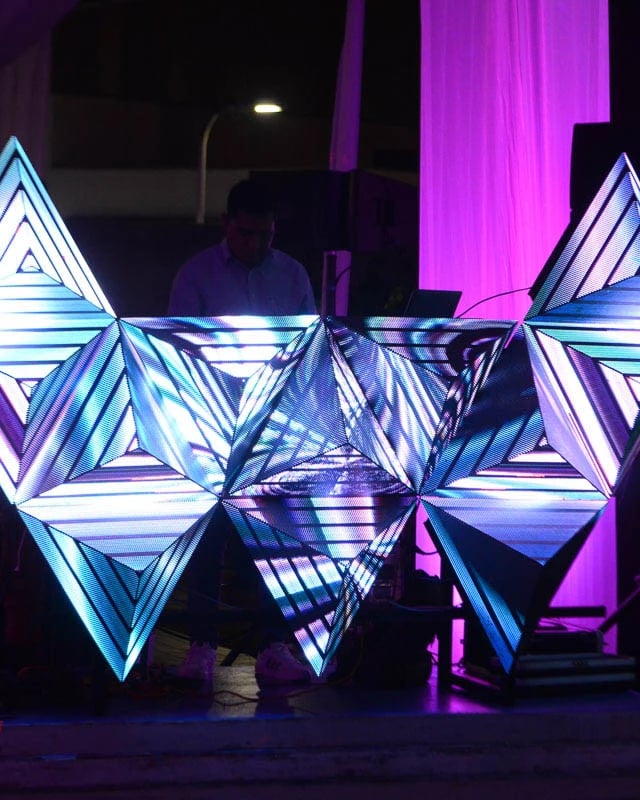Pantallas triangulares para dj, que reproducen videos de manera online