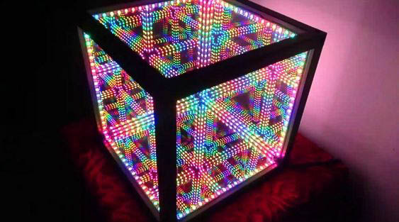 Centro de mesa personalizado fabricados con aclilico marcados en laser y luces led RGB, ideal para resaltar el eventos.
