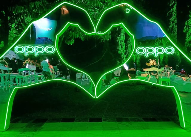 Manos con neón led en forma de corazon para fotografias y contenido para redes sociales