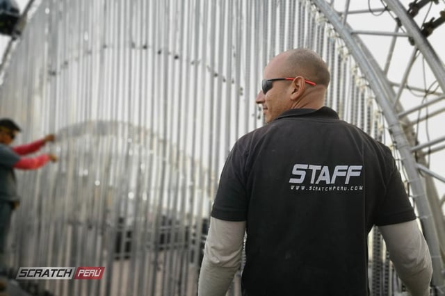 Instalacion de panatalla de tubos led para evento de claro en miraflores