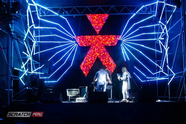 Pantallas triangulares para dj, que reproducen videos de manera online