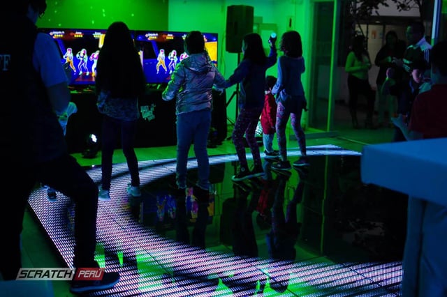 Chicoteca de niños con pista de baile video led