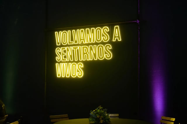 Letrero neón volvamos a sentirnos