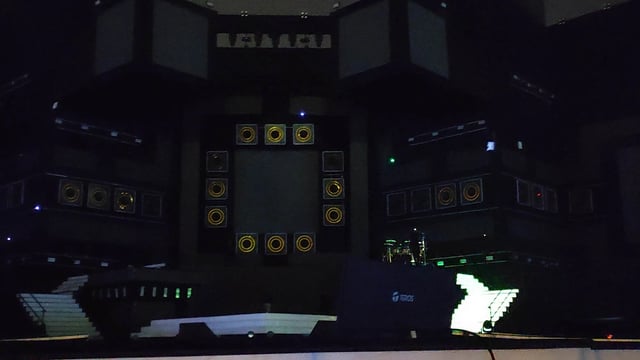 Tubos LED de SCRATCH PERÚ encendidos en color azul en el escenario haciendo pruebas previas al concierto del 50 aniversario de Grupo 5.