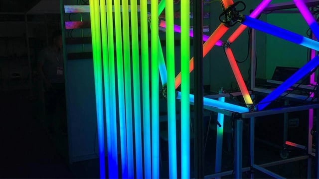Tubos neon para creat formas y decorar eventos, controlados por computadora con madrix 5