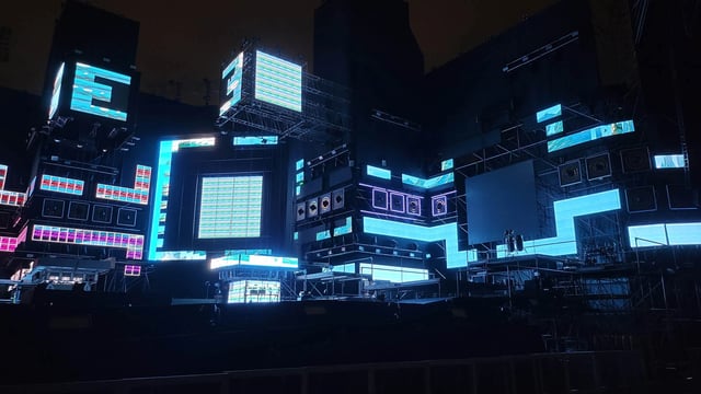 Módulo cuadrado con tubos LED instalado por SCRATCH PERÚ, en la noche, un día antes del evento del 50 aniversario de Grupo 5.