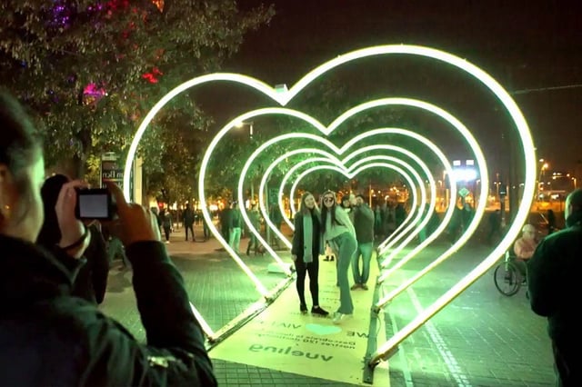 Tunel corazon led para pasaje en europa