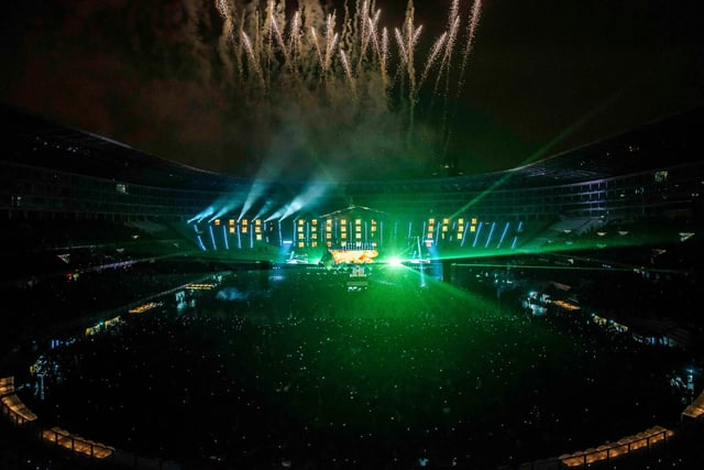 Escenario color verde, con fuegos artificiales