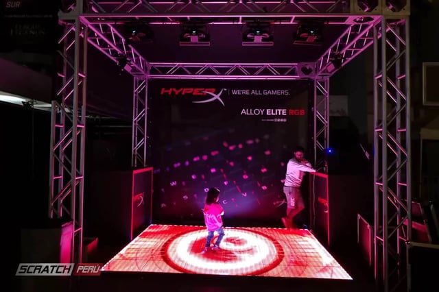 Niña sobre piso video led de hyperx