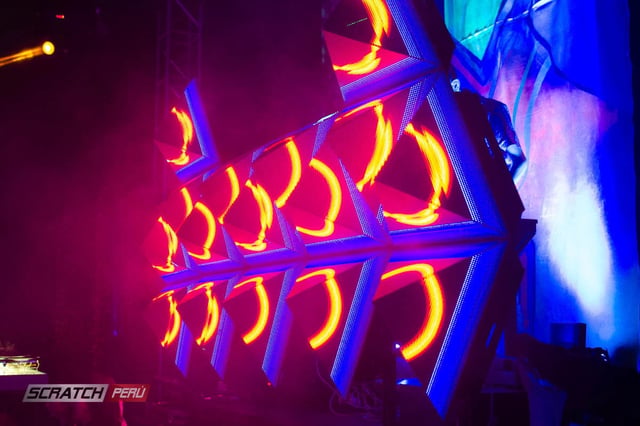 Pantallas triangulares para dj, que reproducen videos de manera online