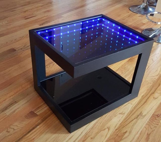 Centro de mesa personalizado fabricados con aclilico marcados en laser y luces led RGB, ideal para resaltar el eventos.