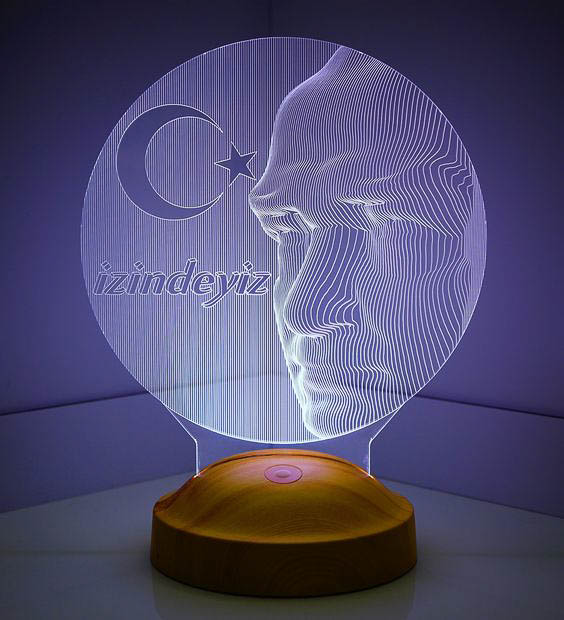 Centro de mesa personalizado fabricados con aclilico marcados en laser y luces led RGB, ideal para resaltar el eventos.
