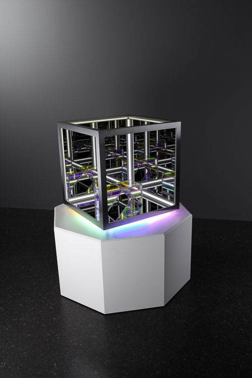 Centro de mesa personalizado fabricados con aclilico marcados en laser y luces led RGB, ideal para resaltar el eventos.