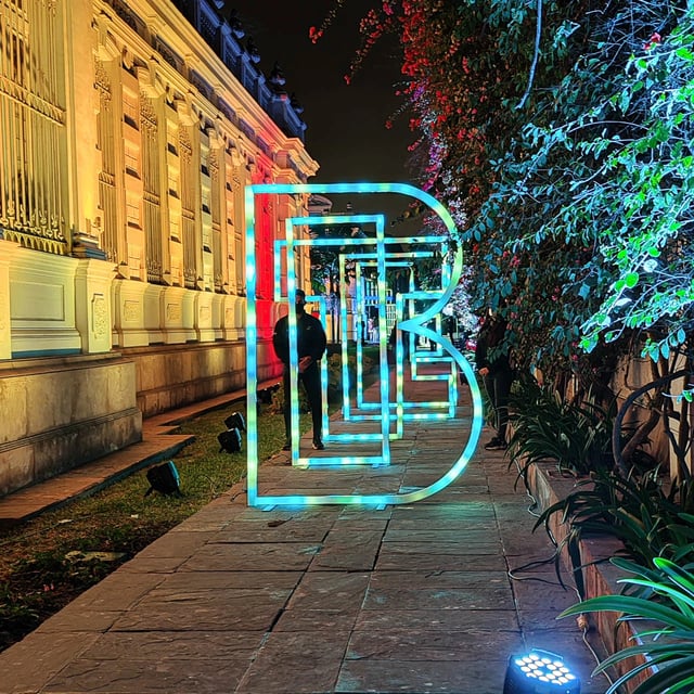 Túnel de letras hechas en luces led controladas desde madrix