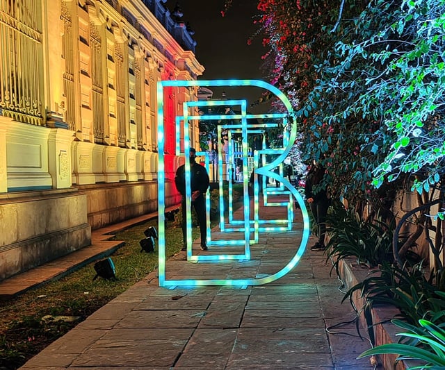 Túnel de letras hechas en luces led controladas desde madrix