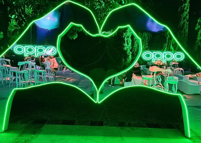 Manos con neón led en forma de corazon para fotografias y contenido para redes sociales