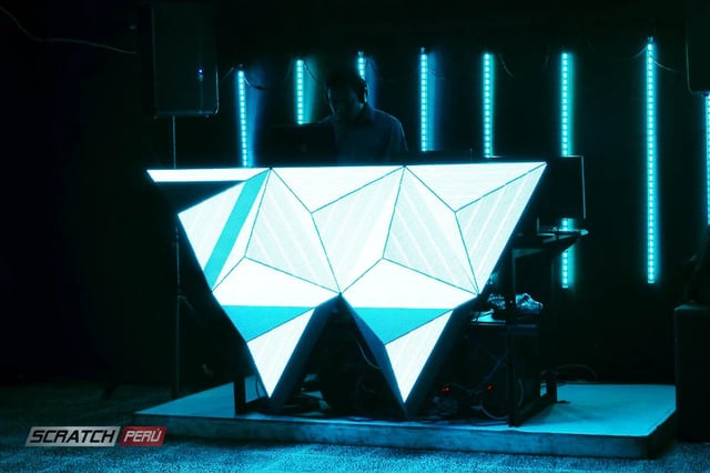 Pantallas triangulares para dj, que reproducen videos de manera online