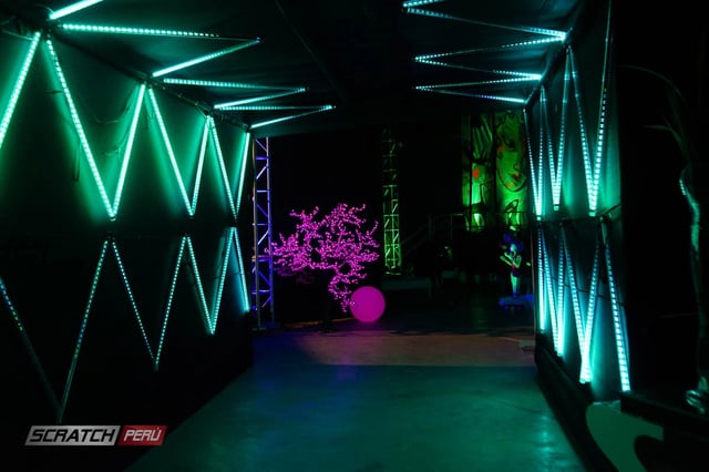 Tunel decorado con tubos led de colores y efectos