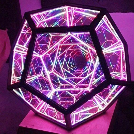 Centro de mesa personalizado fabricados con aclilico marcados en laser y luces led RGB, ideal para resaltar el eventos.