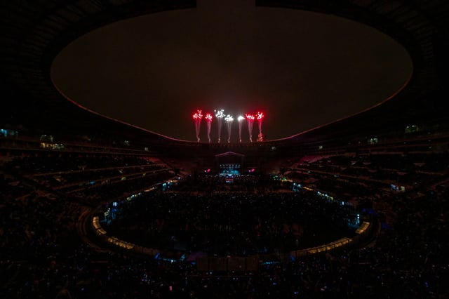 Estadio nacional centro de lima peru, fuegos artificiales con bandera de peru