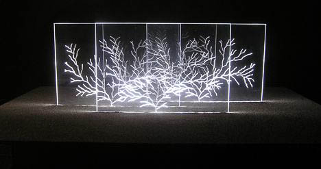 Centro de mesa personalizado fabricados con aclilico marcados en laser y luces led RGB, ideal para resaltar el eventos.
