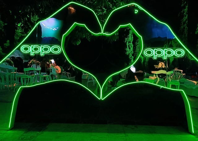 Manos con neón led en forma de corazon para fotografias y contenido para redes sociales