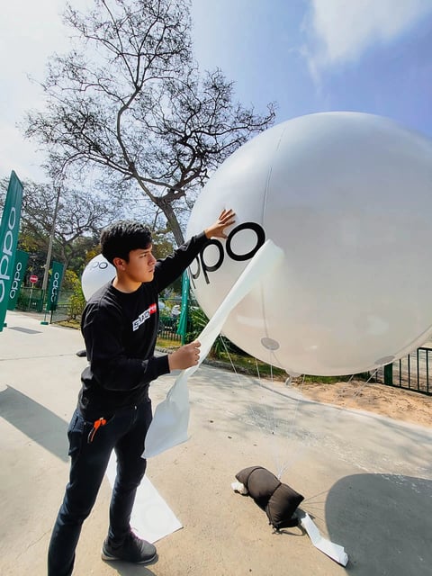 Brandeado de globos luminosos con logos y frases