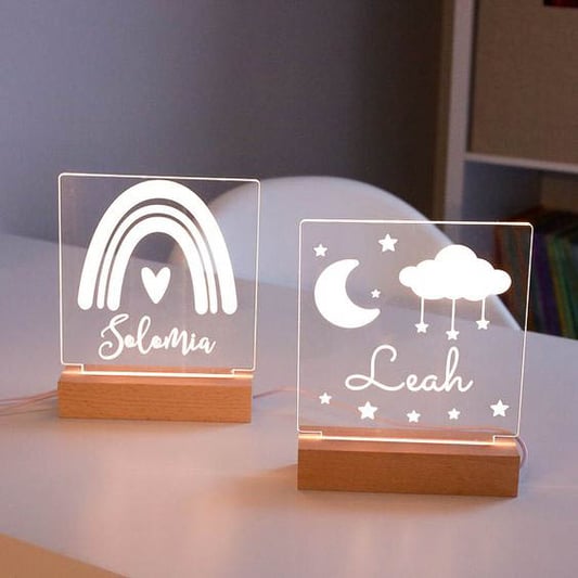 Centro de mesa personalizado fabricados con aclilico marcados en laser y luces led RGB, ideal para resaltar el eventos.