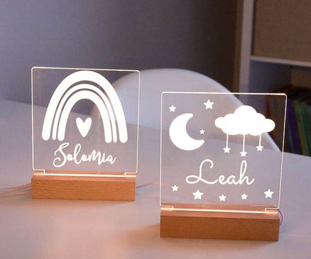 Centro de mesa personalizado fabricados con aclilico marcados en laser y luces led RGB, ideal para resaltar el eventos.