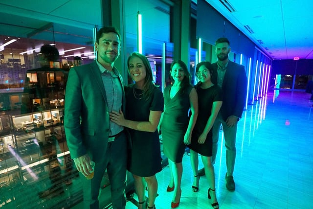 Tubos neon para creat formas y decorar eventos, controlados por computadora con madrix 5