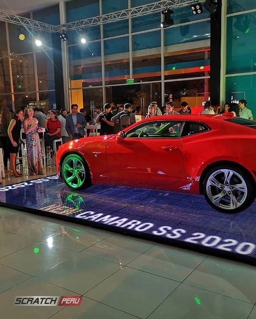 Instalacion de pisos video led p10 en la presentacion del chevrolet camaro ss 2020