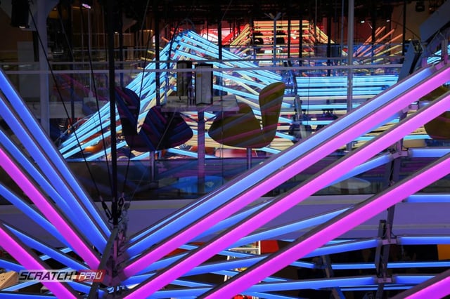 Decoracion de techo con tubos led para stand comercial de expo dell