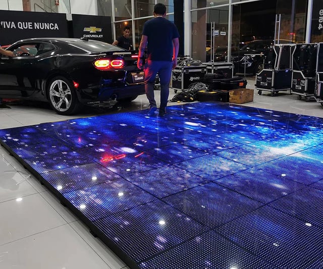 Instalacion de pisos video led p10 en la presentacion del chevrolet camaro ss 2020
