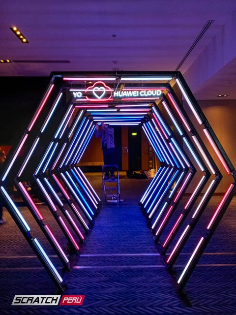 Túnel LED hexagonal rojo y blanco Huawei: Diseño exclusivo para eventos de Huawei, con efectos de luz cautivadores.