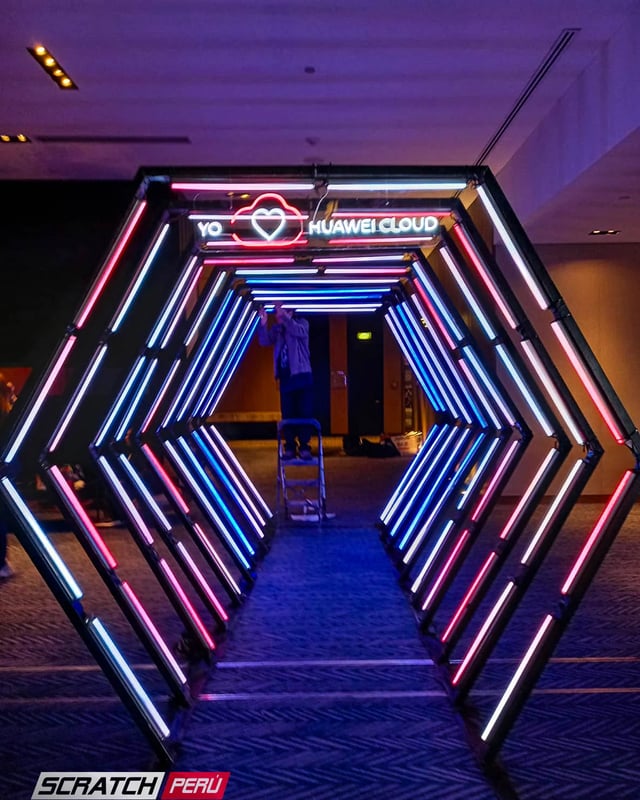Túnel LED hexagonal rojo y blanco Huawei: Diseño exclusivo para eventos de Huawei, con efectos de luz cautivadores.