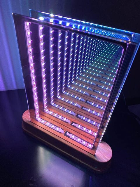 Centro de mesa personalizado fabricados con aclilico marcados en laser y luces led RGB, ideal para resaltar el eventos.