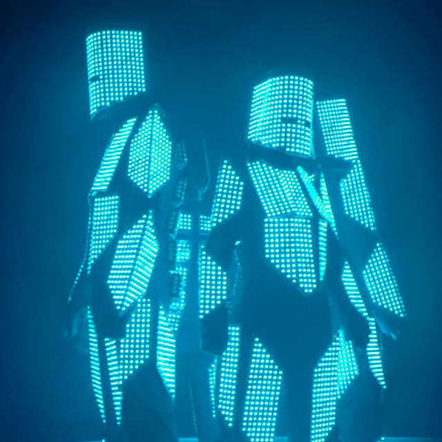 Trajes LED Lightman con paneles pixel azules controlados con Madrix
