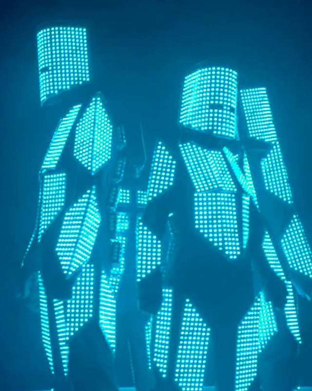 Trajes LED Lightman con paneles pixel azules controlados con Madrix