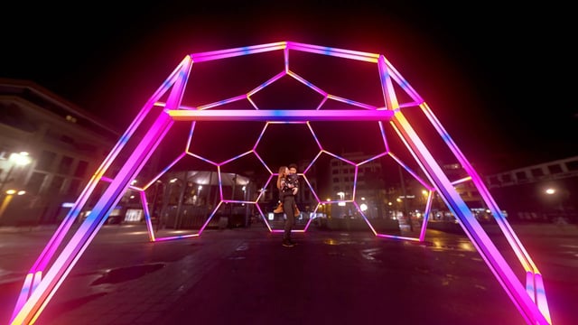 Esfera hexagonal neon led RGB controlada con madrix, ideal para zona de experiencias