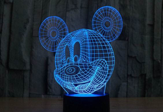 Centro de mesa personalizado fabricados con aclilico marcados en laser y luces led RGB, ideal para resaltar el eventos.