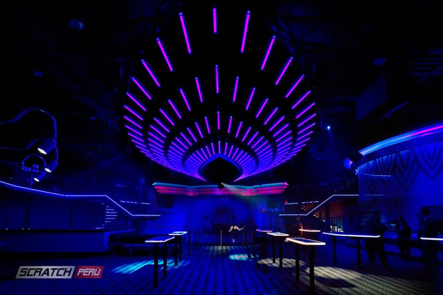 Techo de discoteca decorado con tubos led neon