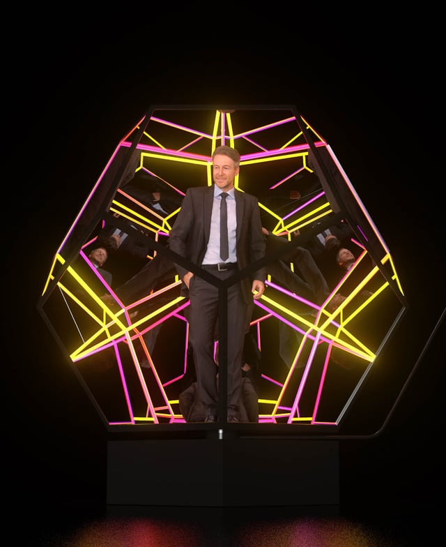 Imagen del Dodecaedro de dos metros de diámetro iluminado desde su interior con luces pixel led y sus 12 caras de cristal reflectivo, creando una sensación de profundidad infinita.