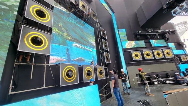 Escenario durante las pruebas un día antes del evento del 50 aniversario de Grupo 5 en el Estadio San Marcos.