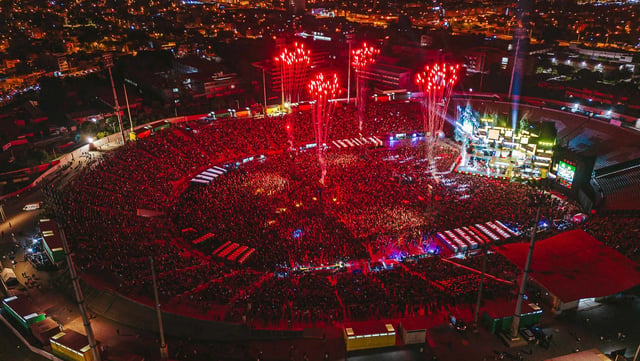 Eddy Herrera junto a Christian Yaipen cantando en el día del 50 aniversario de Grupo 5 en el Estadio San Marcos.