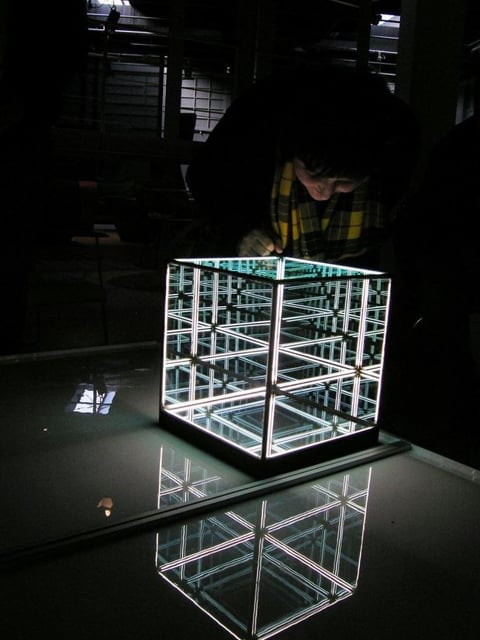 Centro de mesa personalizado fabricados con aclilico marcados en laser y luces led RGB, ideal para resaltar el eventos.